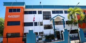 INTRANT fiscaliza empresa de hormigón y conductor por arrojar concreto en vía pública
