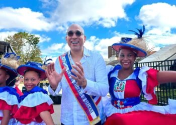 Reconocen al doctor Natanael Gutiérrez durante la 37.ª Parada Dominicana en New Jersey, dedicada a Barahona
