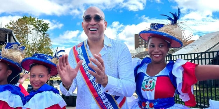 Reconocen al doctor Natanael Gutiérrez durante la 37.ª Parada Dominicana en New Jersey, dedicada a Barahona