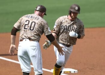 Cronenworth pega 2 jonrones para que Padres derroten 7-3 a Marlins y se acercan a Playoffs