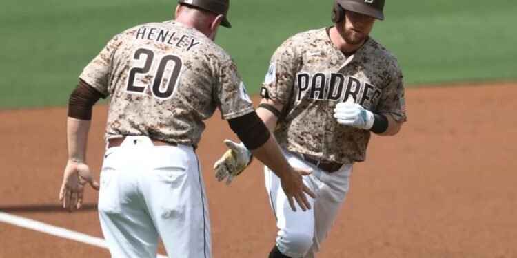 Cronenworth pega 2 jonrones para que Padres derroten 7-3 a Marlins y se acercan a Playoffs