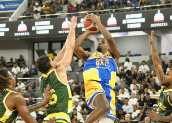 Juan Miguel Suero se dispone a encestar dos puntos en el choque que Mauricio Báez se impuso 80-77 a San Carlos