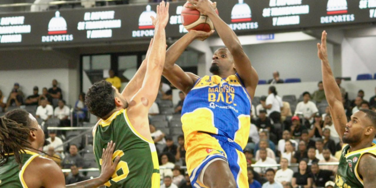 Juan Miguel Suero se dispone a encestar dos puntos en el choque que Mauricio Báez se impuso 80-77 a San Carlos