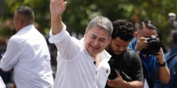 Juez hondureño desestima caso de fraude y lavado de dinero contra el expresidente Hernández