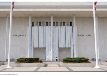 Se desploma parte del techo del Kennedy Center y piden cerrar el recinto para renovarlo