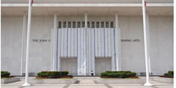 Se desploma parte del techo del Kennedy Center y piden cerrar el recinto para renovarlo