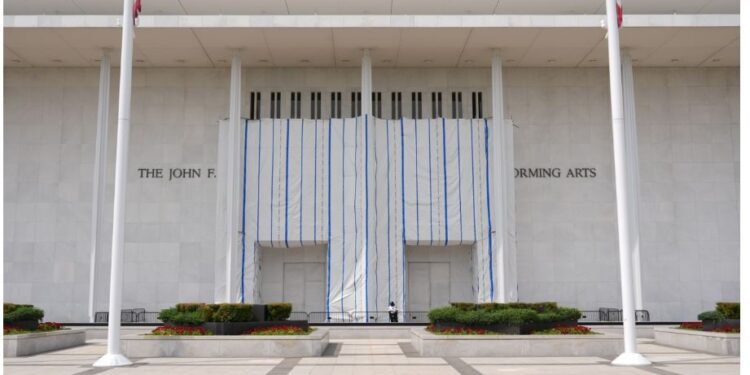 Se desploma parte del techo del Kennedy Center y piden cerrar el recinto para renovarlo