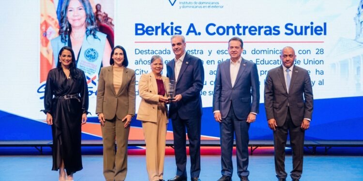 Abinader reconoce a 14 dominicanos destacados en Estados Unidos mediante el Index