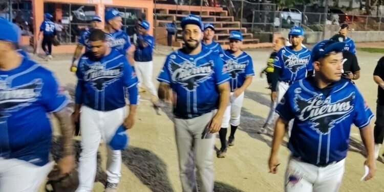 Doble triunfo de Cuervos y La Máquina clasifica como cabezas de grupo en el torneo Rubén Pimentel de softbol del DN