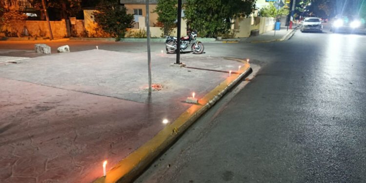 Protestan con encendido de velas en Los Ríos, Bahoruco, en demanda de obras
