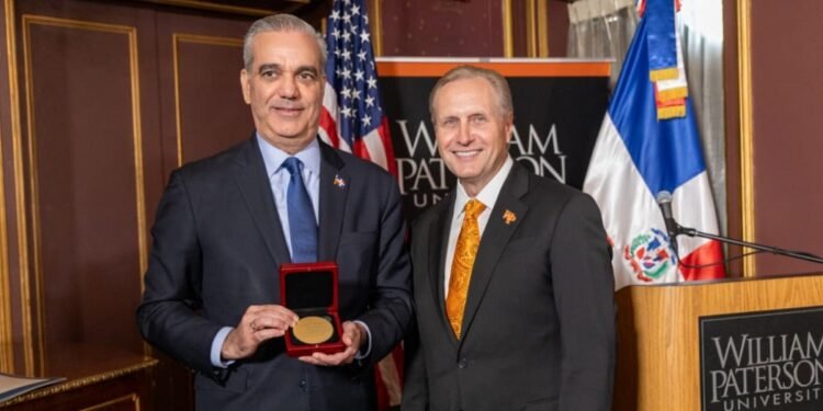 Abinader recibe la Medalla Presidencial de William Paterson University