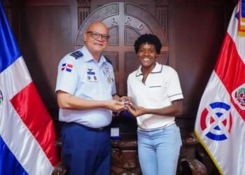 Comandante general de la FARD comparte con la primer teniente Marileidy Paulino