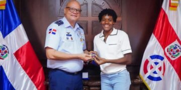 Comandante general de la FARD comparte con la primer teniente Marileidy Paulino