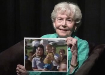 Hallan a la misteriosa mujer del video del asesinato de JFK 62 años después