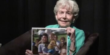 Hallan a la misteriosa mujer del video del asesinato de JFK 62 años después