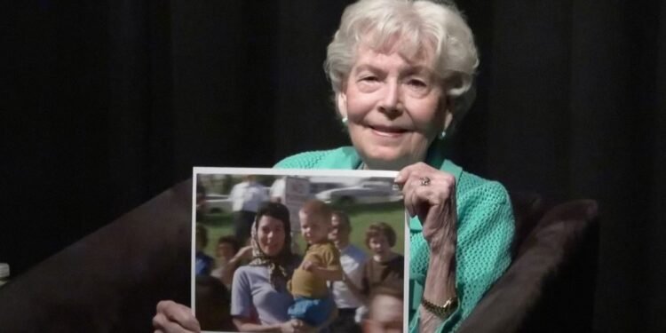 Hallan a la misteriosa mujer del video del asesinato de JFK 62 años después