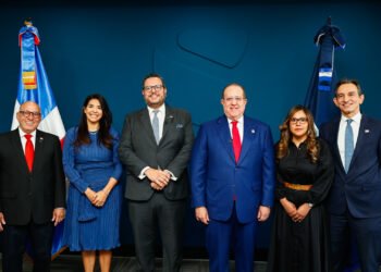 Ministro Magín Díaz juramenta a Enmanuel Cedeño Brea como nuevo superintendente de Bancos