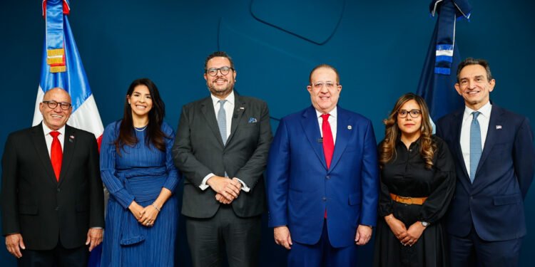 Ministro Magín Díaz juramenta a Enmanuel Cedeño Brea como nuevo superintendente de Bancos