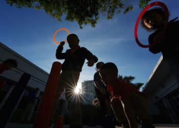 Jueza federal anula directiva de Trump sobre acceso de inmigrantes a programas de asistencia