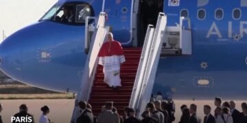 Papa atrae a 800.000 personas al centro de París para misa al aire libre en Plaza de la Concordia