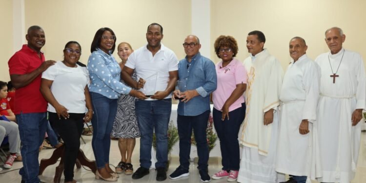 Reconocen a Rolfi Rojas y Héctor L. Bautista por impulsar obras comunitarias en Los Alcarrizos
