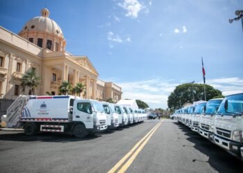 Abinader entrega 50 camiones compactadores para reforzar la recogida de basura y proteger la salud de la población