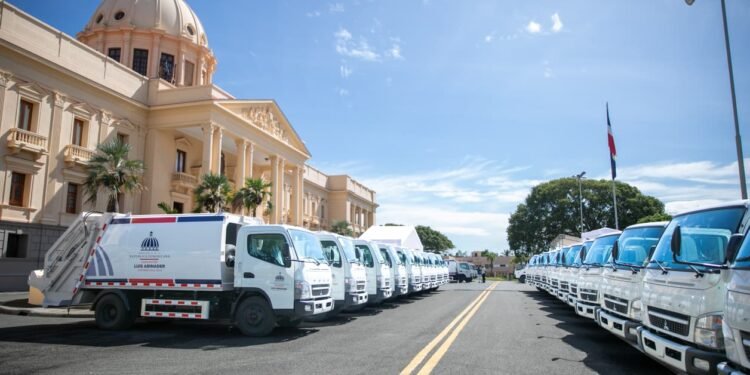 Abinader entrega 50 camiones compactadores para reforzar la recogida de basura y proteger la salud de la población