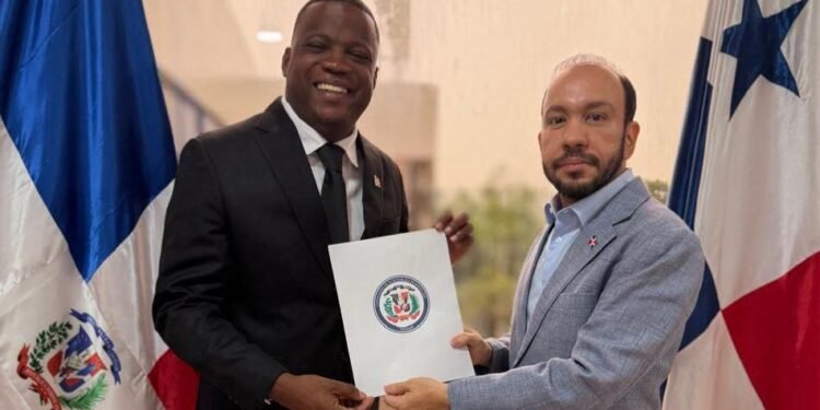 Robert Martínez asume control de Captura de Visas en Consulado dominicano en Panamá