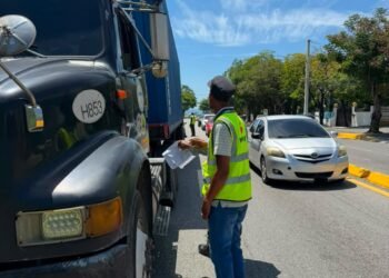 INTRANT, DIGESETT y MOPC fiscalizan vehículos pesados por circular sin autorización