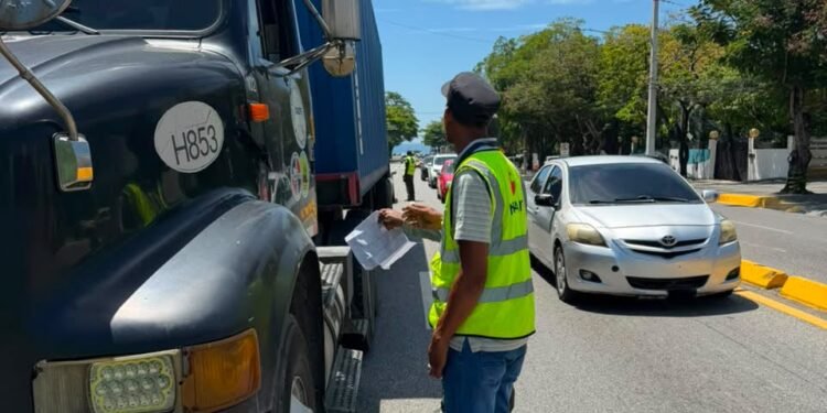 INTRANT, DIGESETT y MOPC fiscalizan vehículos pesados por circular sin autorización