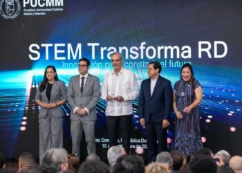 Abinader respalda laboratorio de semiconductores de la PUCMM y destaca desarrollo del primer microchip universitario dominicano