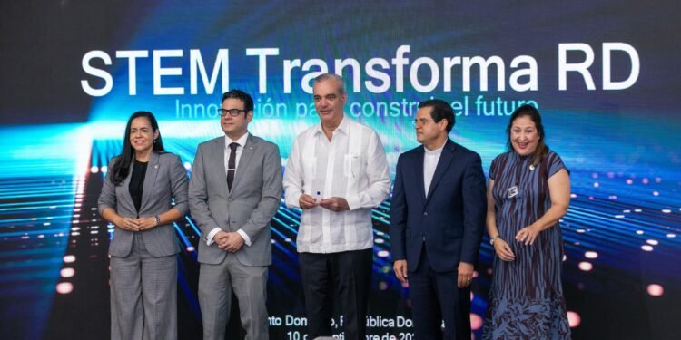 Abinader respalda laboratorio de semiconductores de la PUCMM y destaca desarrollo del primer microchip universitario dominicano