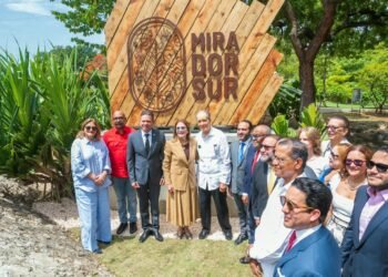 Carolina Mejía oficializa nombre Parque Mirador Sur Dr. Joaquín Balaguer con develizamiento de tarja