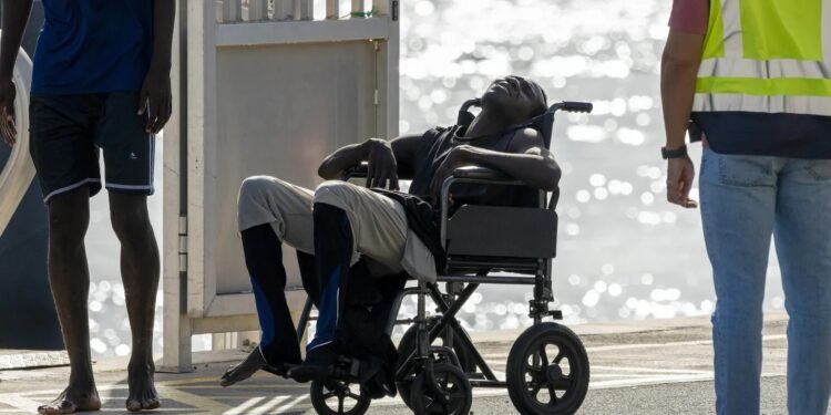 Tres muertos un herido de gravedad tras rescate de neumática con 82 personas al nordeste de Lanzarote