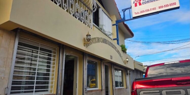 Allanan Casa de Cambio Rodríguez en La Romana tras denuncias por presunta estafa