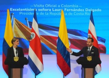 El presidente de Colombia, Abelardo de la Espriella, derecha, y la presidenta de Costa Rica, Laura Fernández, dan una conferencia de prensa en Barranquilla, Colombia, el martes 22 de septiembre de 2026. (Foto AP/Vanexa Romero)