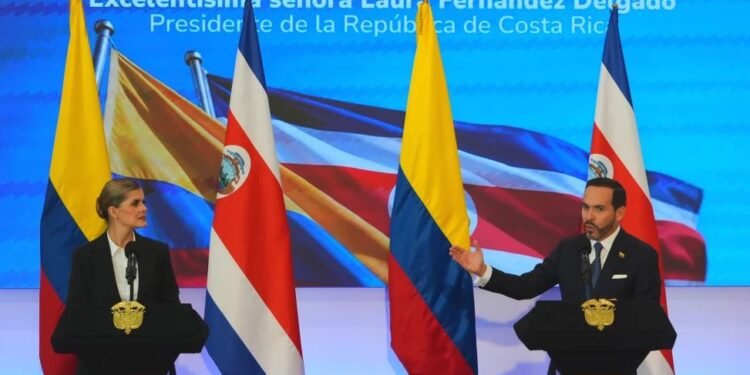 El presidente de Colombia, Abelardo de la Espriella, derecha, y la presidenta de Costa Rica, Laura Fernández, dan una conferencia de prensa en Barranquilla, Colombia, el martes 22 de septiembre de 2026. (Foto AP/Vanexa Romero)