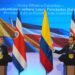 El presidente de Colombia, Abelardo de la Espriella, derecha, y la presidenta de Costa Rica, Laura Fernández, dan una conferencia de prensa en Barranquilla, Colombia, el martes 22 de septiembre de 2026. (Foto AP/Vanexa Romero)
