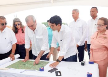 Abinader supervisa alcantarillado sanitario de Licey al Medio