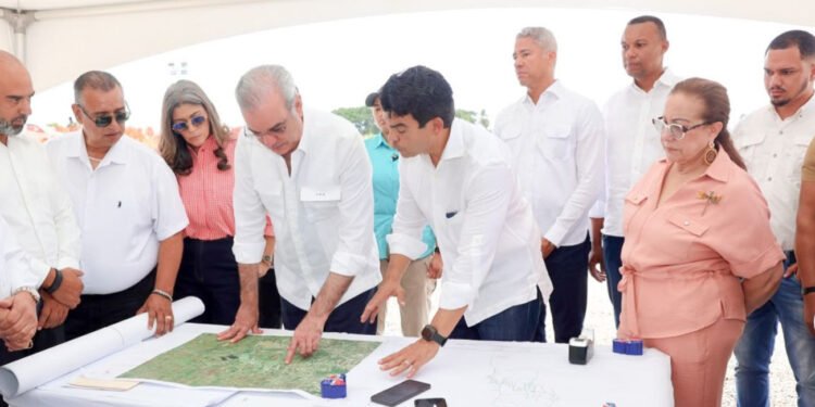 Abinader supervisa alcantarillado sanitario de Licey al Medio