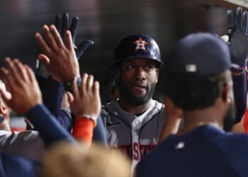 Astros pegan 5 jonrones en paliza 13-2 ante Atléticos y se acercan al título divisional