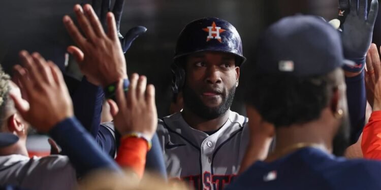 Astros pegan 5 jonrones en paliza 13-2 ante Atléticos y se acercan al título divisional
