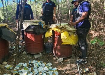 En Azua desmantela laboratorio clandestino de bebidas alcohólicas adulteradas