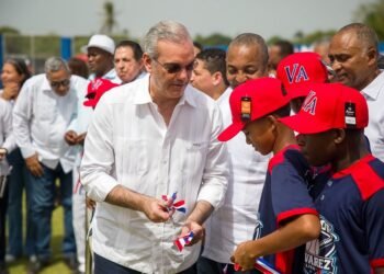 Presidente Abinader inaugura campo de béisbol Nelson Mateo en Pizarrete