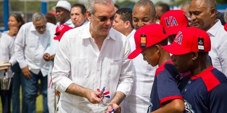 Presidente Abinader inaugura campo de béisbol Nelson Mateo en Pizarrete