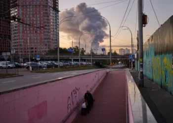 Ataques rusos con drones y misiles en Kiev rompen una pausa en bombardeos y matan a 2 personas