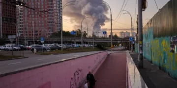 Ataques rusos con drones y misiles en Kiev rompen una pausa en bombardeos y matan a 2 personas