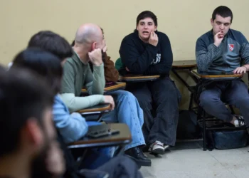 Jóvenes endeudados y sin trabajo. El plan económico de Milei golpea duro a su base electoral