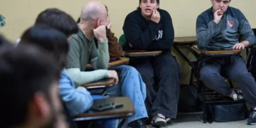 Jóvenes endeudados y sin trabajo. El plan económico de Milei golpea duro a su base electoral