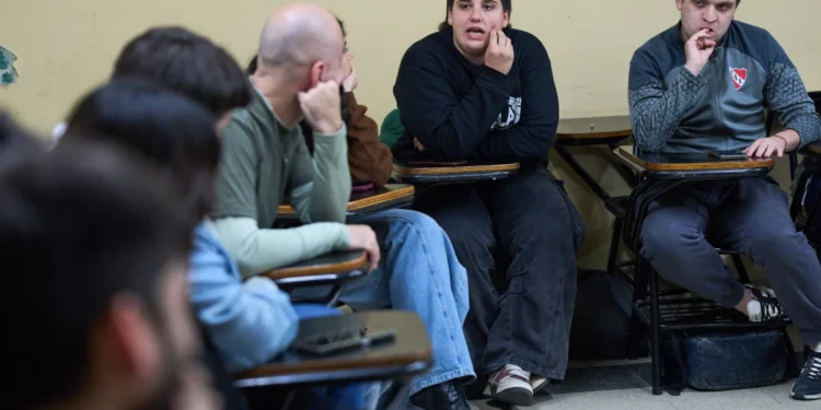 Jóvenes endeudados y sin trabajo. El plan económico de Milei golpea duro a su base electoral